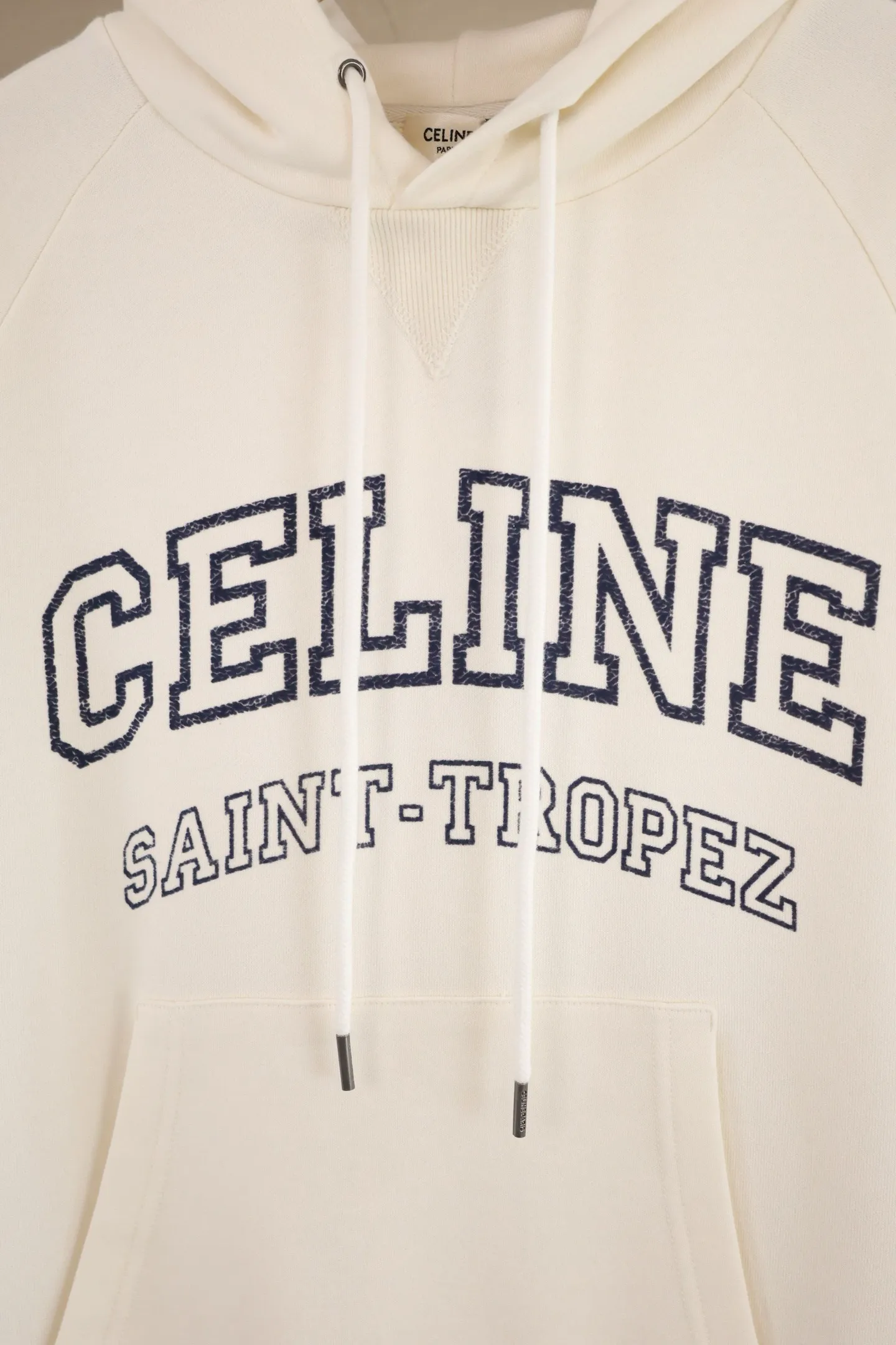 240💰 (women's style) Celine, a luxury brand from France, expresses the fashion industry's connection between culture and sports, represents a new lifestyle, and has won the favor of trendy high-end people with its excellent quality and outstanding style.  2025 new CELINE SAINT-TROPEZ resort-style sports and casual hooded sweatshirt, casual and loose tailoring, gender-neutral, very representative milky white color, inspired by Saint-Tropez, the famous seaside resort in southern France, promotes an exclusive cultural atmosphere, eye-catching and large CELINE word mother, below are the small letters SAINT-TROPEZ, which are all made of dark blue flocking technology. The letters are printed in a hollow shape and given an old and dilapidated effect. The retro atmosphere comes to the face, integrating nautical style and leisure vacation style, creating a hooded sweater that is both luxurious and trendy. 430g cotton terry, custom made in white, size SML 160cm or so, weight 80-100 jins S 165cm or so, weight 100-120 jins M 170cm or so, weight 120-140 jins L